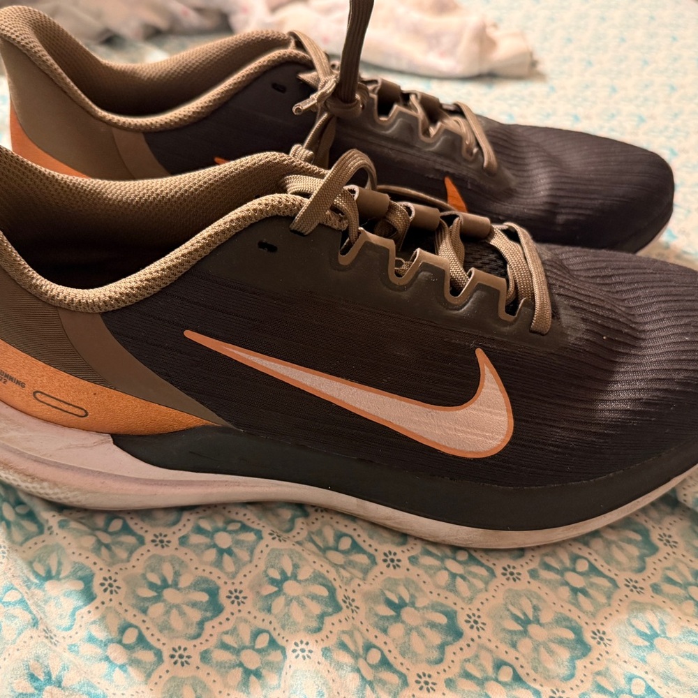 Nike women’s Black and Orange Running Shoes